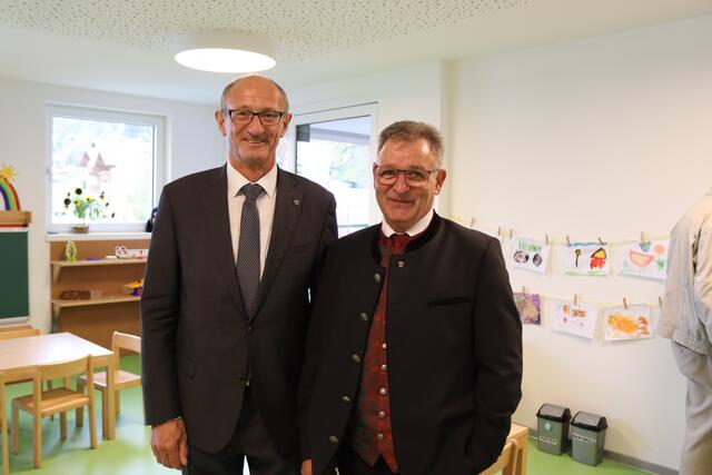 Der "Bald-Landeshauptmann" Anton Mattle ließ es sich nicht nehmen, zur Einweihung nach Tobadill zu kommen, mit im Bild ist Bürgermeister Martin Auer.  | Foto: Elisabeth Zangerl 