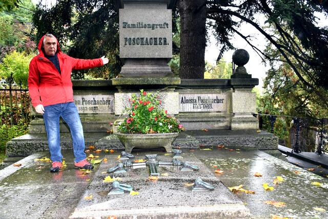 Familiengruft Poschacher in Mauthausen. Dr. Karl Hohensinner zeigt die größte Grabanlage im Bezirk.  | Foto: Zinterhof