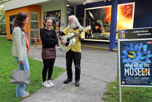 Eine unterhaltsame "Lange Nacht der Museen" mit Centauri Alpha.
Mit am Foto: Frau Gerlinde mit Tochter Sarah und Centauri Alpha live.