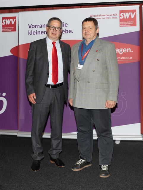 Der Bezirksvorsitzende des SWV Klosterneuburg, Robert Unger (re.), gratulierte SWV NÖ-Präsidenten KommR Thomas Schaden. | Foto: Ronny Fras
