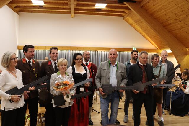 Bürgermeister Martin Auer übergab allen Vereinsvertretern den symbolischen Schlüssel.  | Foto: Elisabeth Zangerl 