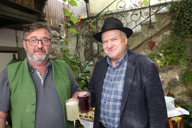 Gastwirt Johannes Planner und Großbauer Pirker Lorenz beim rotem und weisen Sturm geniesen. | Foto: www.aufgeschnappt.at