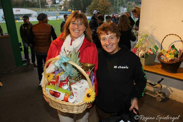 Glück bei der Tombola hatte Erika Berger mit einem gut gefüllten Geschenkkorb, überreicht von Michaela Roschinsky.