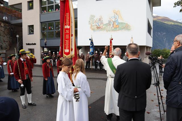 Diakon Armin Schwenninger nahm die feierliche Einweihung des neuen Mehrzweckgebäudes vor.  | Foto: Elisabeth Zangerl 