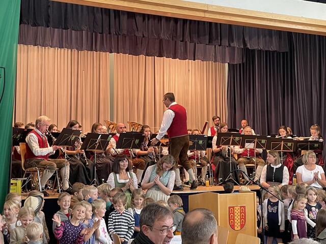 Festliche Musik von der Kameradschaftskapelle aber auch von den Kindergartenkindern. | Foto: Helmut Riedl