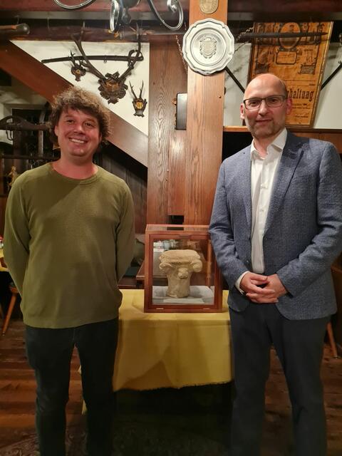 Johannes Ganahl (l.) und 
Werner Sulzgruber mit dem in einer Glasvitrine geschützt präsentieren Knospenkapitell. | Foto: Gabriele Sulzgruber-Schartl