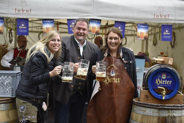 "lokal"-Besitzerin Yasmin Fritz-Jesse, Vizebürgermeister Aaron Radaelli und Stadträtin Elisabeth Kollitsch (von links) nach dem Oktoberfest-Bieranstich. | Foto: RegionalMedien