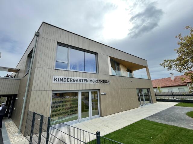 Der Kindergarten ist vorwiegend in Holzbauweise ausgeführt. | Foto: Helmut Riedl