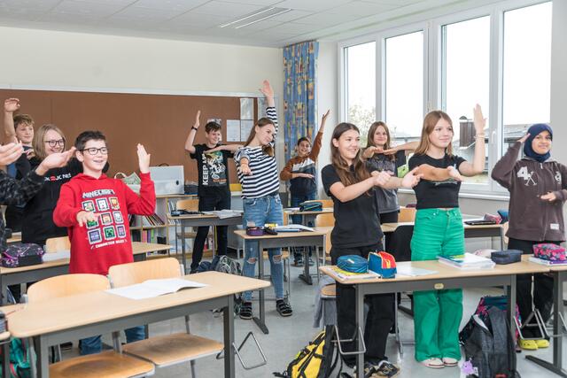Schüler bei auflockernden Bewegungsübungen zwischendurch im Unterricht, um sich wieder besser auf das Wesentliche konzentrieren zu können. | Foto: Alfred Hofer
