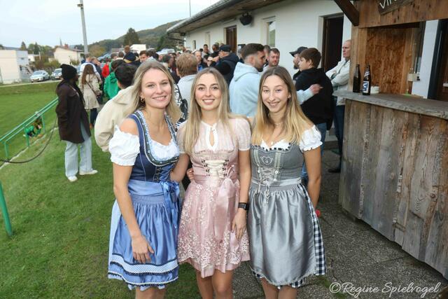 Anika, Lisa und Maren kamen im feschen Dirndl, sie halfen am Buffet.