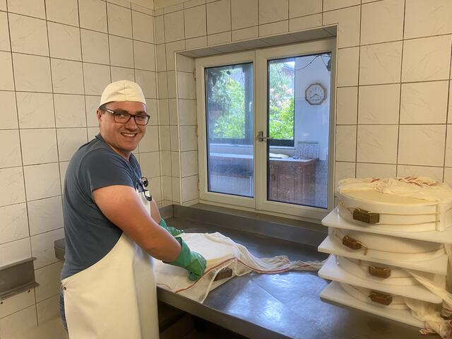 Philipp Leitenmüller beim Umdrehen des Käses. | Foto: Anja Füchsl