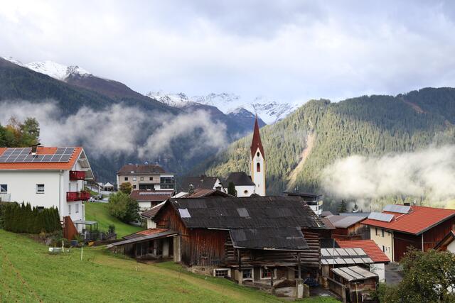 Am 2. Oktober wurden in Tobadill das neue Mehrzweckgebäude sowie das Trinkwasserkraftwerk eingeweiht.  | Foto: Elisabeth Zangerl 