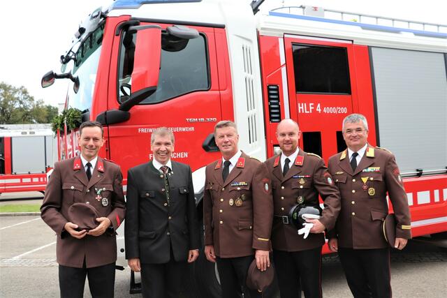 Ernst Gödl, Erich Gosch, Hannes Binder, Daniel Gössler und Ewald Wolf vor dem neuen HLF 4.  | Foto: Edith Ertl