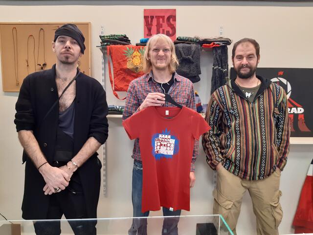 Die Burschen vom "Zirkusrad" machen lässige Mode und Schmuck.