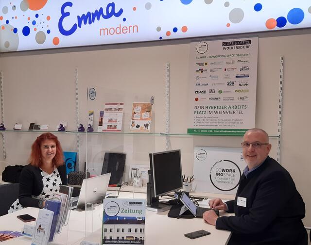 Co-working space: Tanja Helm und Karl Glonig zeigen den hybriden Arbeitsplatz.