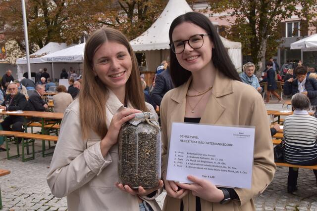 Am Sonntag gab es auch ein Kürbiskern-Schätzspiel: Flora Kristen und Johanna Ehrnhöfer | Foto: Michael Strini
