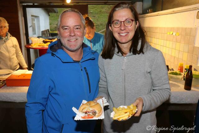 Martin und Petra Deyer holten sich Kotelettsemmel und Burgersemmel, beides zum Anbeißen verlockend gut. 