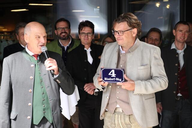 Bürgermeister Peter Altendorfer überreicht Robert Rosenstatter die Hausnummer für den BioArt Campus. | Foto: Wolfgang Schweighofer