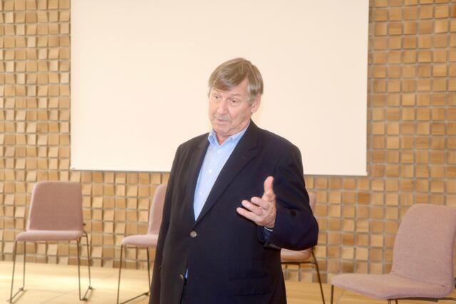 Bezirksvorsteher Erich Hohenberger verspricht auch für die Zukunft den Erhalt und die Förderung der guten medizinischen Versorgung im Bezirk. | Foto: Ulrike Kozeschnik-Schlick
