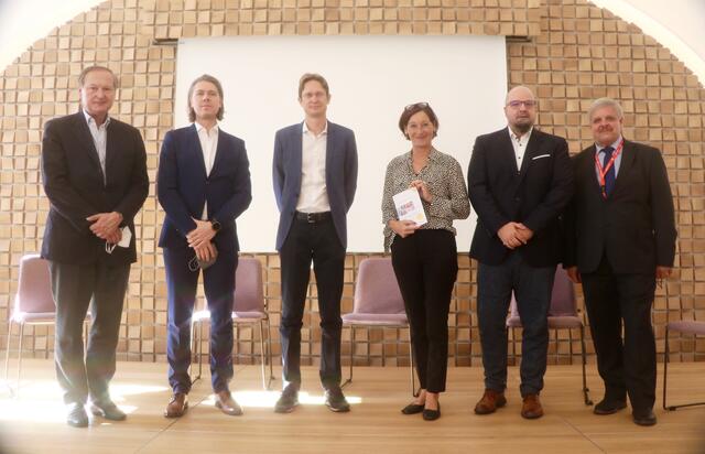 Standortmanagerin Michaela Vogl mit den Vortragenden aus Medizin, Pflege und Reha am Aktionstag "Gut leben im Alter". | Foto: Ulrike Kozeschnik-Schlick