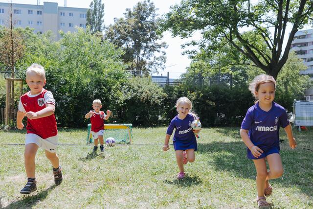 Schon bei der Aktion "Heimspiel" in der Per-Albin-Hansson-Siedlung Ost spielten Kinder gemeinsam mit Seniorinnen und Senioren. | Foto: Jenny Fetz/Wiener Wohnen