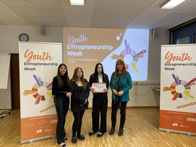 Mag. Buzanich übergab die Urkunde