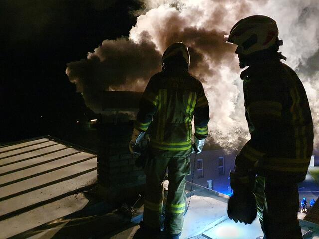 Wenn Feuer am Dach ist, sehen das meist erst die Nachbarn. | Foto: FF Telfs