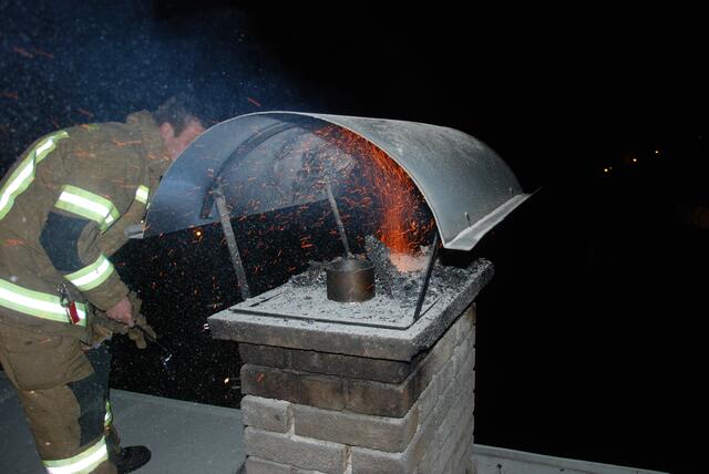 Wenn Feuer am Dach ist, sehen das meist erst die Nachbarn. | Foto: FF Telfs