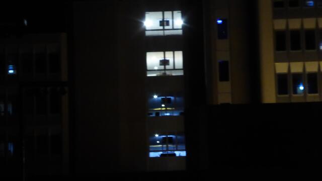 Unnötiges Dauerlicht in Gängen und Bildschirme in Dauerbetrieb...