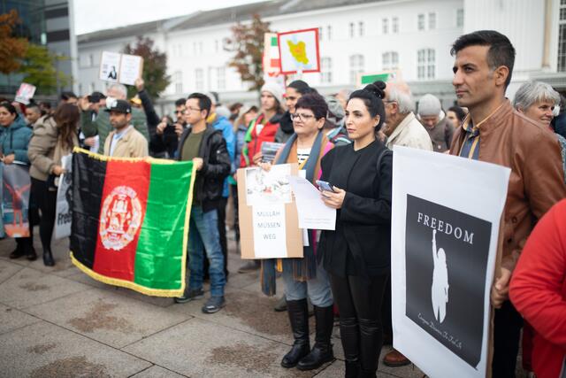 Mit der Kundgebung will man sich mit den im Iran protestierenden Menschen solidarisch zeigen. | Foto: Lisa-Maria Thalmayr