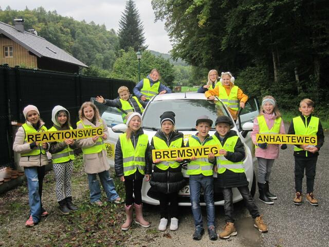 Die Volksschüler der 3. und 4. Klasse in St. Jakob  Thurn  konnten die Bremswirkung eines Autos beim Verkehrssicherheitstraining mit dem ÖAMTC Salzburg selbst testen. | Foto: ÖAMTC Salzburg