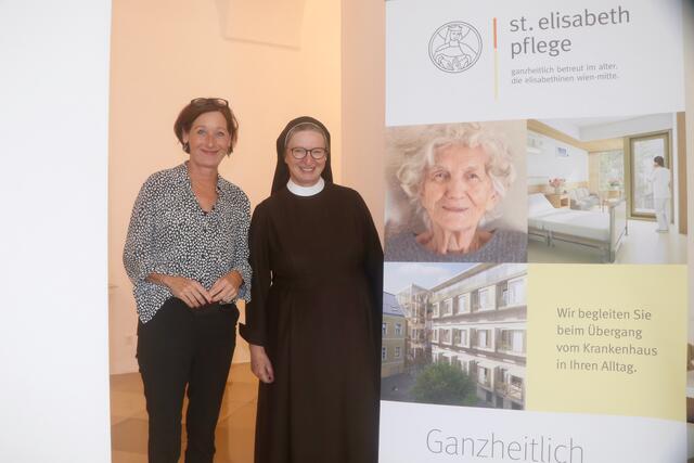 Standortmanagerin Michaela Vogl (li.) mit Schwester Barbara, Generaloberin der Elisabethinen Linz Wien am Aktionstag "Gut leben im Alter". | Foto: Ulrike Kozeschnik-Schlick