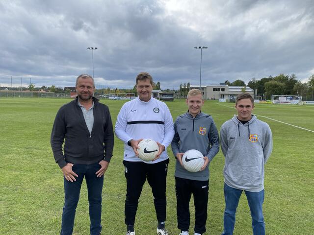 Bürgermeister Robert Tulnik (l.) und die junge Führungsriege des FC Fernitz-Mellach, Raphael Tulnik (r.) und Stefan Skringer, begrüßen Thomas Hösele und den SK Sturm II im Ausweichquartier Fernitz. | Foto: mac