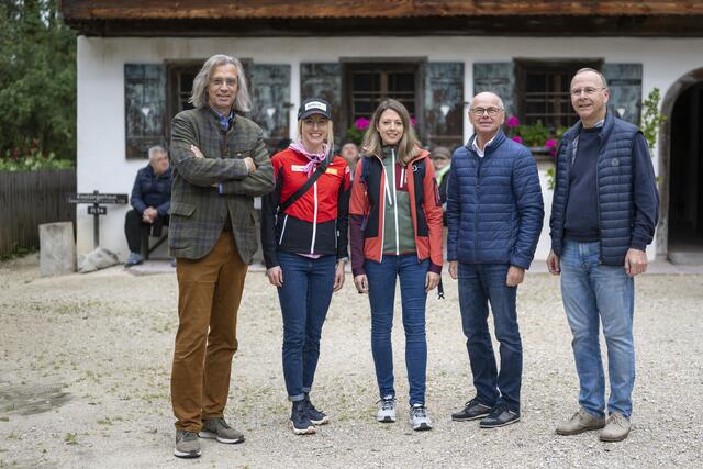Michael Weese, Direktor des Salzburger Freichlichtmuseums, Teresa Stadlober, Langlauf-Olympiamedaillengewinnerin, Dr. Christina Granitz, Arbeitsgruppe Herzinsuffizienz, Landeshauptmann-Stellvertreter Dr. Christian Stöckl und Priv.-Doz. Dr. Johann Altenberger, Arbeitsgruppe Herzinsuffizienz. | Foto: Neumayr