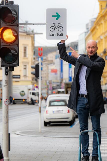 Mobilitätsreferent Vizebürgermeister Martin Hajart bei der Montage des ersten Hinweisschilds. Nach einem Halt darf nun auch bei Rot rechts abgebogen werden.  | Foto: fotokerschi