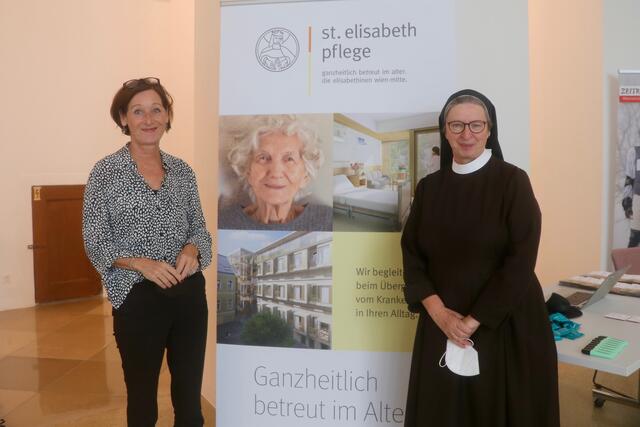 Standortmanagerin Michaela Vogl (li.) mit Schwester Barbara, Generaloberin der Elisabethinen Linz Wien am Aktionstag "Gut leben im Alter". | Foto: Ulrike Kozeschnik-Schlick