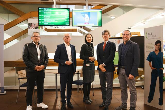 Markus Pitterka (Betriebsratsvorsitzender Uniklinikum Campus LKH), Christian Stöckl (Gesundheits- und Spitalsreferent), Franziska Moser,  (Pflegedirektorin Uniklinikum Salzburg), Christian Pirich (Ärztlicher Direktor Uniklinikum Salzburg), Markus Widlroither (Direktor Gesundheits- und Krankenpflegeschule) | Foto: SALK