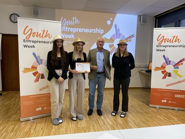 Mag. Daniel Stern von Radio OP übergab die Urkunde