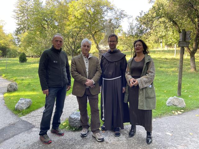Veronica Kaup-Hasler, Oliver Ruggenthaler, Marc Baron und Herbert Weidinger (v.r.) vor der frisch geweihten Statue Franz von Assisis. | Foto: Kautzky