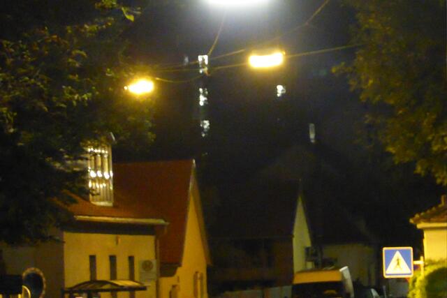 Stromverschwendung aus knapp 400 Meter ersichtlich....
Das linke Stiegenhaus hat übrigens 8 Stockwerke....