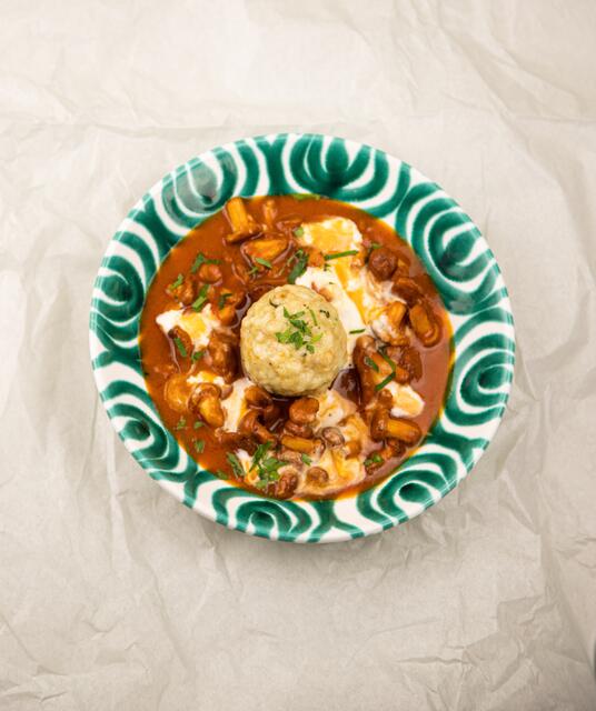 Eierschwammerlgulasch mit Semmelknödel | Foto: Grabmer