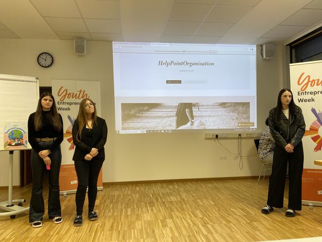 Auch Nicole, Natalia und Nina kamen punktgleich auf Platz 2 - ihre "Help Point Organisation" soll Kinder vor Prostitution bewahren