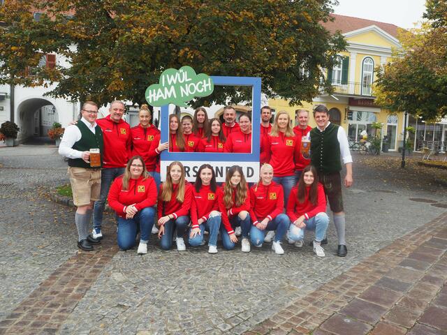 „O’zapft is“: FSK Obmann Bgm. Franz Jost (r.) und FSK Obmann-Stv. Thomas Garber (li) mit der FSK Frauen-Mannschaft | Foto: KK