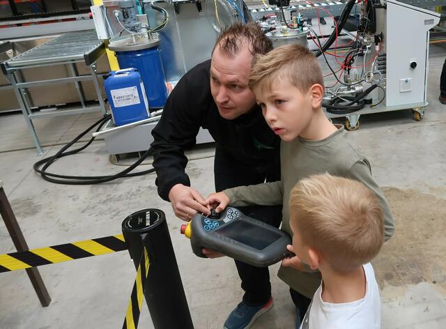 Die Kinder machten große Augen, als sie den Roboter in Forstau eigenhändig steuern durften. | Foto: Alba tooling &amp; engineering