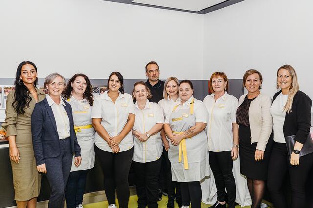 BILLA HR-Mitarbeiterin Sabrina Dervisoska (1.v.l.), Leiterin BILLA Schulungszentrum Salzburg Petra Reingruber (2.v.l.), BILLA HR-Leiterin Elke Peller-Kühne (2.v.r.) und Gruppenleiterin HR Management Training &amp; Development Katharina Igelsböck (1.v.r.) mit den Mitarbeiterinnen am großen Eröffnungstag. | Foto: BILLA / Christian Maislinger