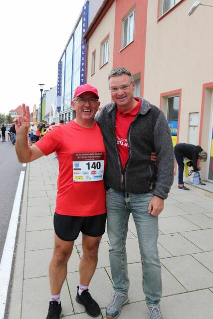 Pfarrer Pawel Wojciga, Bgm. Wolfgang Kocevar
 | Foto: Stadtgemeinde Ebreichsdorf / Christian Pusch