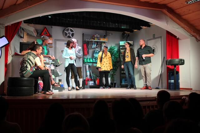 Im Tankstellenbetrieb Immergrün geht es nach dem Ableben des Besitzers chaotisch zu.  | Foto: Thurner