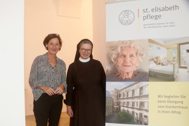 Standortmanagerin Michaela Vogl (li.) mit Schwester Barbara, Generaloberin der Elisabethinen Linz Wien am Aktionstag "Gut leben im Alter". | Foto: Ulrike Kozeschnik-Schlick
