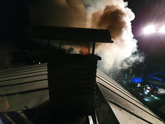 Wenn Feuer am Dach ist, sehen das meist erst die Nachbarn. | Foto: FF Telfs