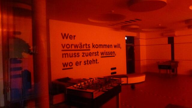 Beeindruckend einer von vielen Sprüchen - vielleicht sollte dieser dann bzgl. Stromsparen auch einmal beim Wifi Graz angewendet werden ;-)